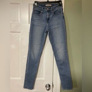 Levi’s Women’s 721 High Rise Skinny Jeans size 28